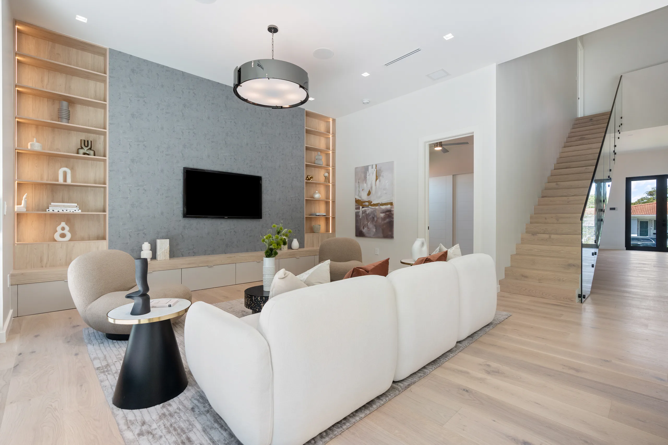 9009 Byron Ave - Gallery image 1