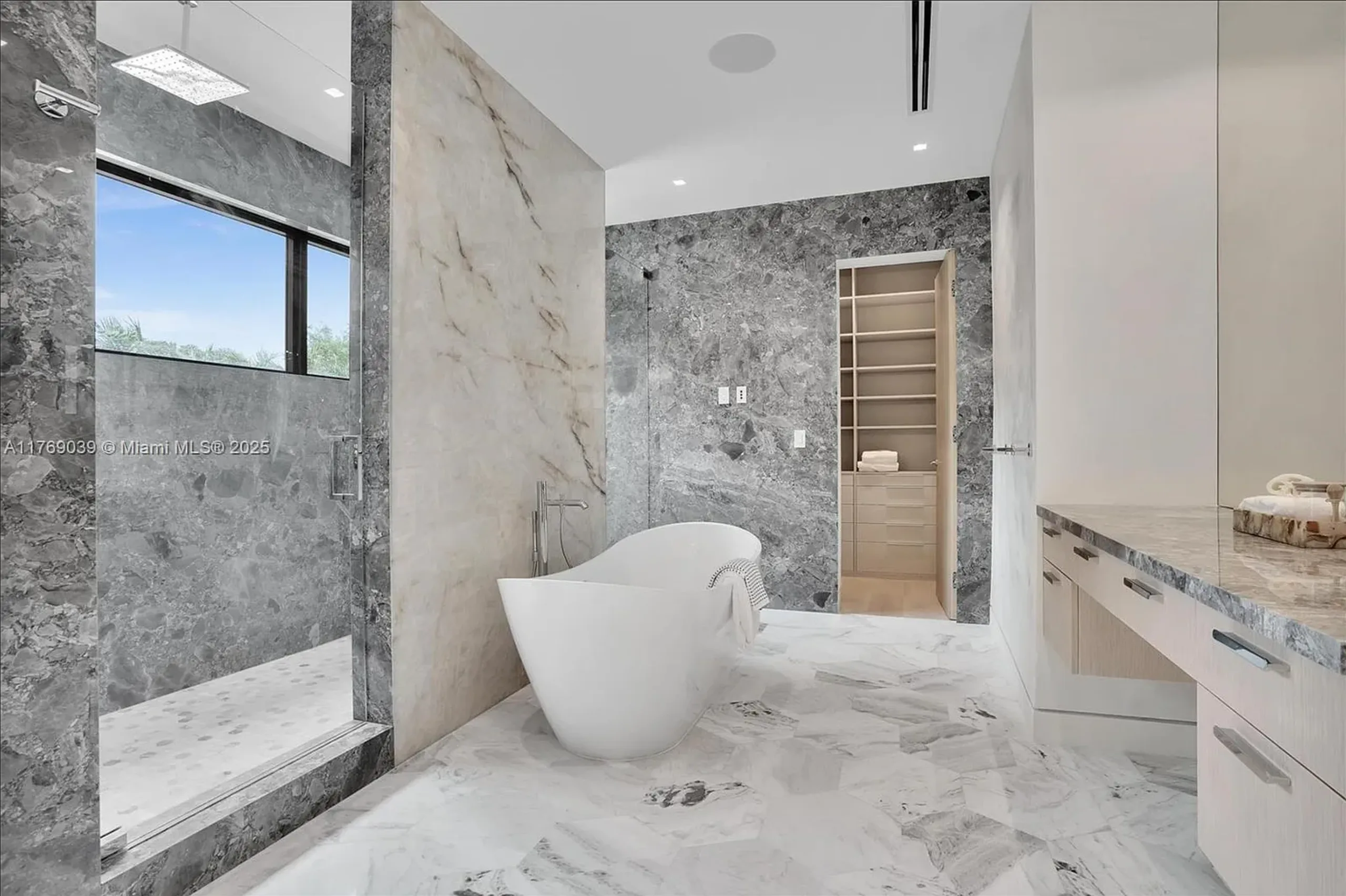 9056 Bay Dr - Gallery image 7